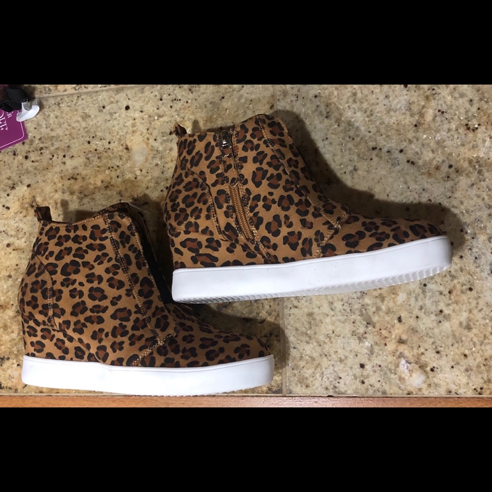 NEW- Leopard Wedge shoes Sz 8 - Picture 3 of 5
